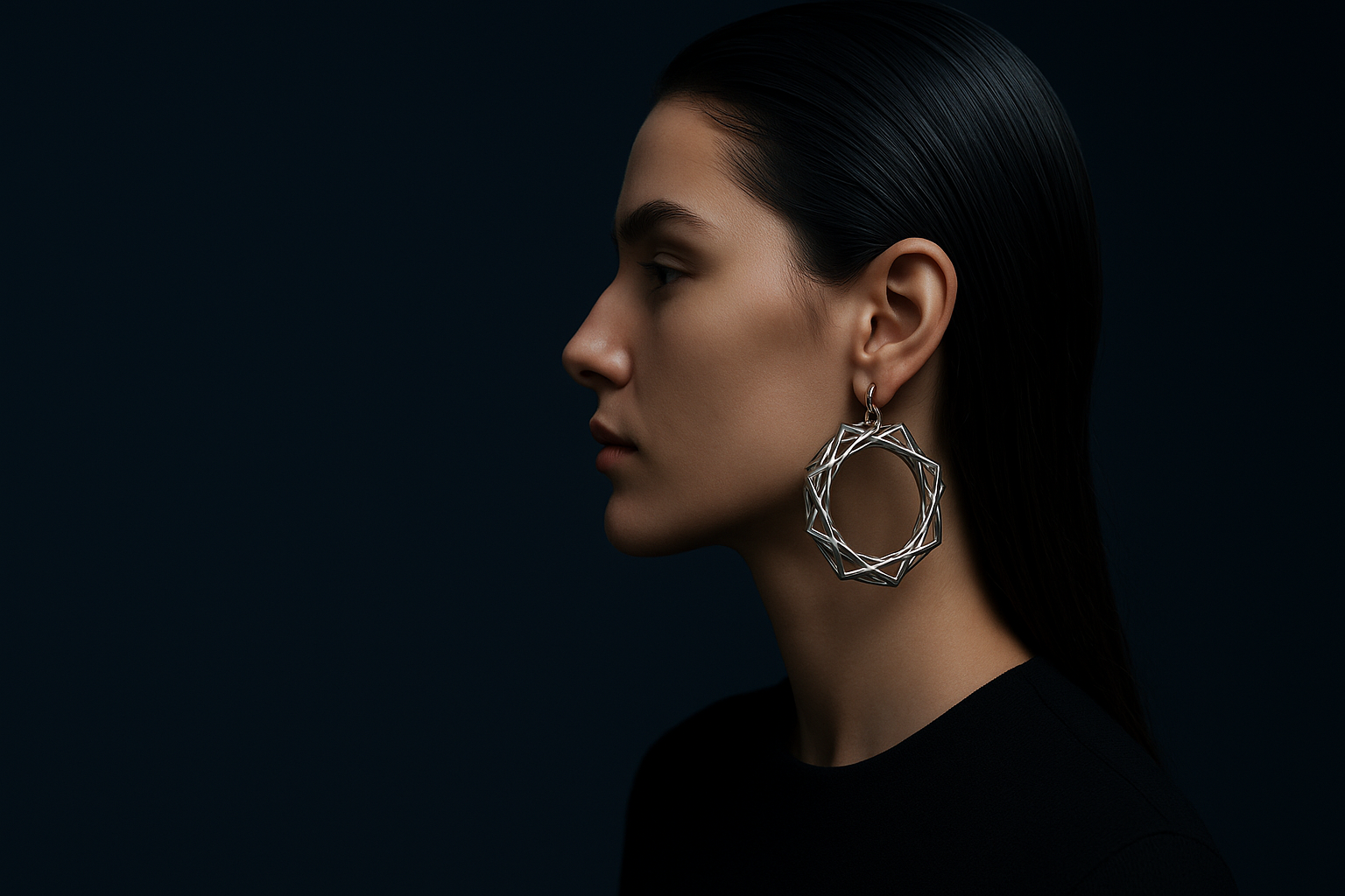 Profil de femme portant une boucle d'oreille en treillis génératif en cobalt-chrome, visuel d'ambiance / woman in profile wearing a generative lattice cobalt-chrome earring, mood image