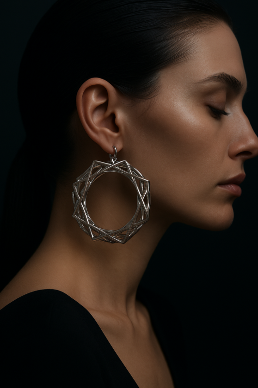 Boucle d'oreille sculpturale Hoop Earring portée, visuel d'ambiance / Hoop Earring worn, mood image