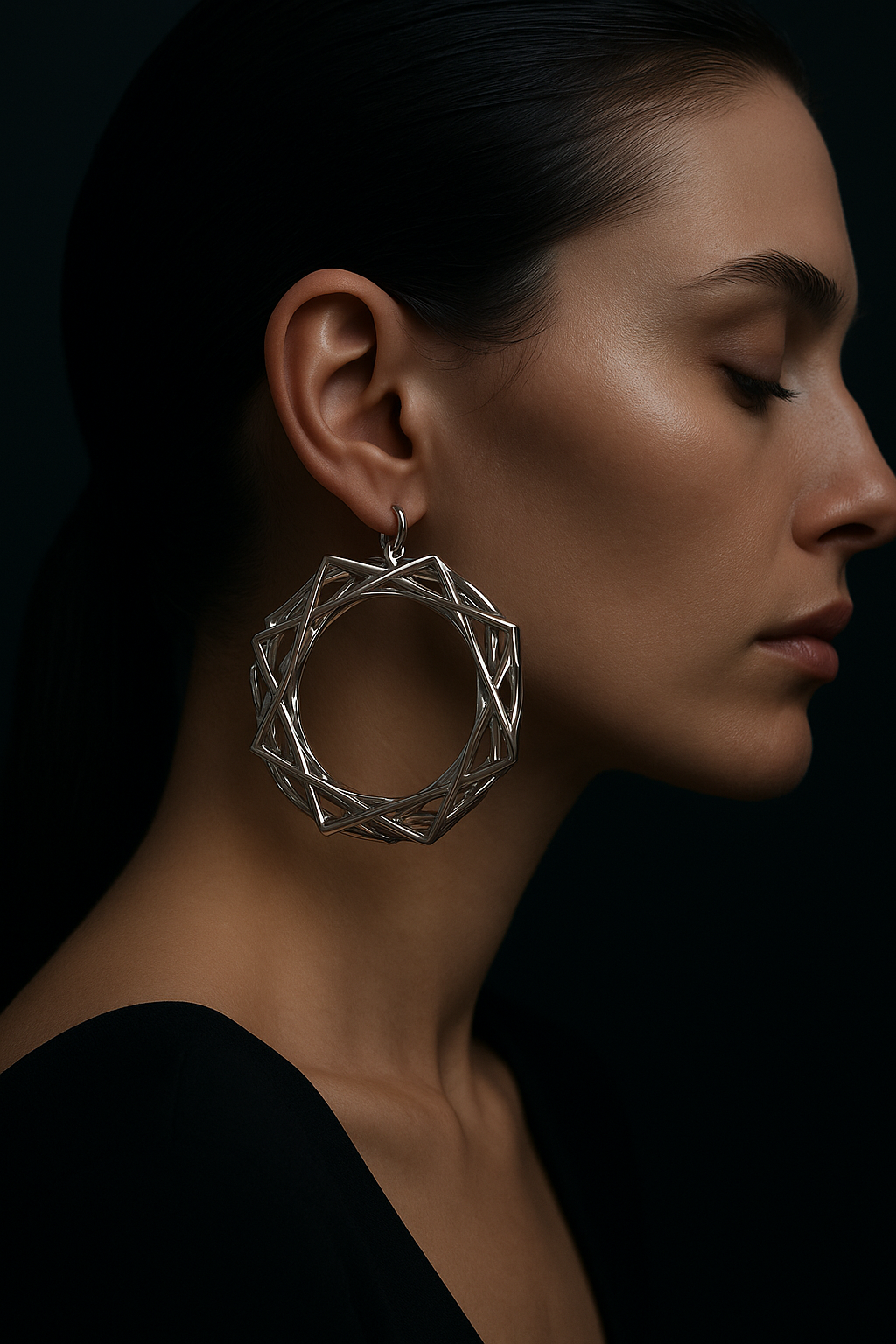 Boucle d'oreille sculpturale Hoop Earring portée, visuel d'ambiance / Hoop Earring worn, mood image