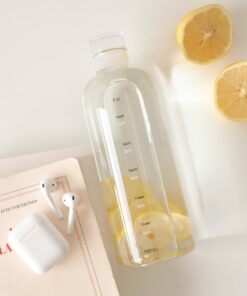 Bouteille d’eau en verre avec repères horaires – Hydratation facile