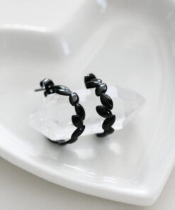 Clous d’oreilles feuille noire en acier inoxydable – Look moderne