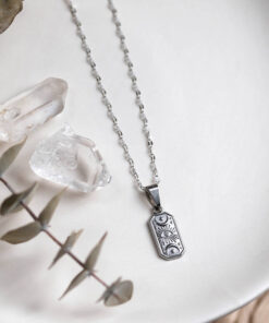 Collier Tarot argent – Pendentif rectangulaire captivant