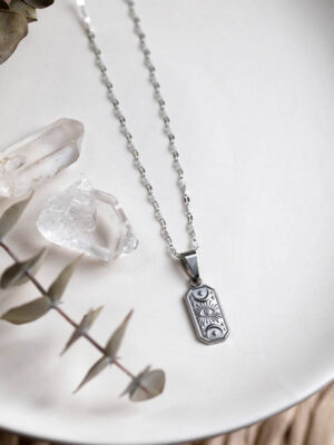 Collier Tarot argent – Pendentif rectangulaire captivant