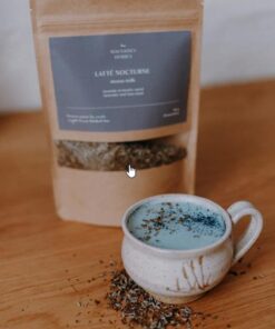 Latté bleu nocturne à la lavande et basilic sacré